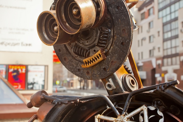 Foto robot hecho de metal oxidado. cerca de la cabeza de robot.