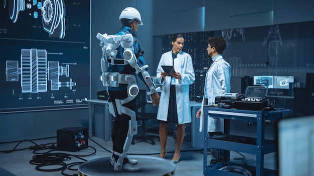Un robot con un hombre parado frente a una pizarra que dice 'el futuro de la tecnología'