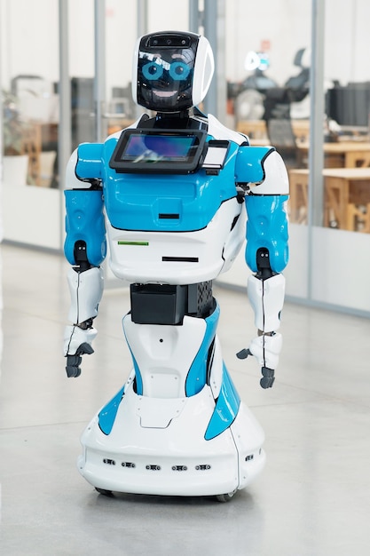 robot humanoide con una cara amistosa en el interior de una oficina moderna