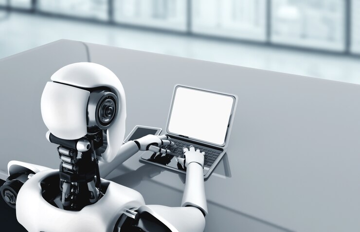Foto robot humanoide usar computadora portátil y sentarse a la mesa en la oficina del futuro