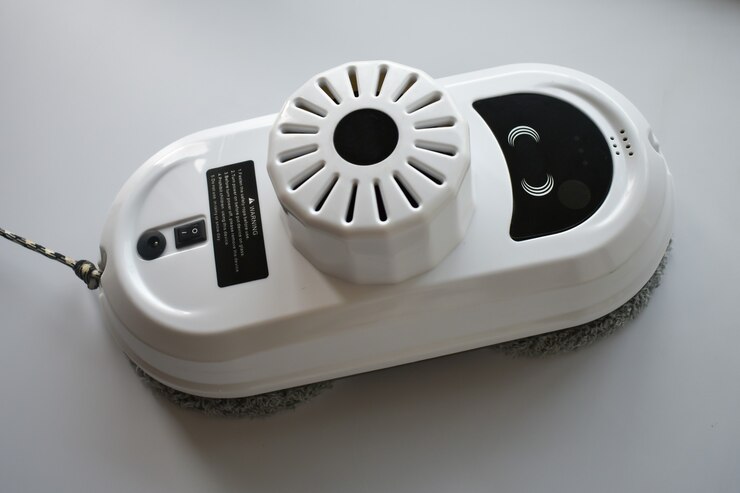 Foto robot inteligente para la limpieza de ventanas, baldosas cerámicas y superficies planas en interiores y exteriores. accesorios