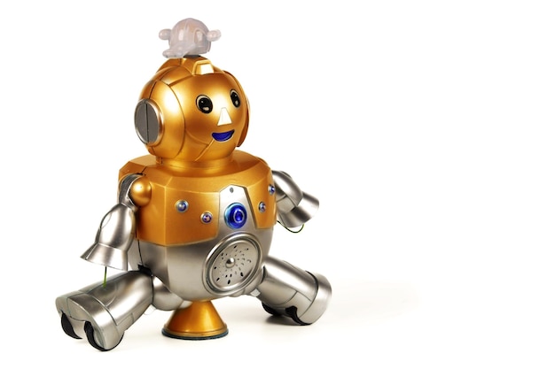Un robot de juguete dorado aislado sobre un fondo blanco Querido robot vintage Robótica