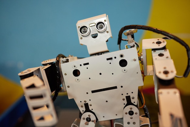 Robot, robot humanoide programable autónomo. controlado por radio. de cerca