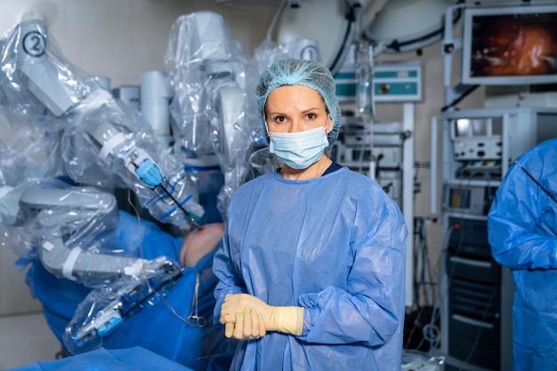 Roboter-Chirurgen-Abteilung Operationssaal mit futuristischen neuen Technologien