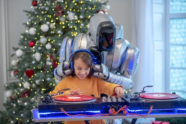 Roboter hört Musik, die neben dem DJ-Tisch steht