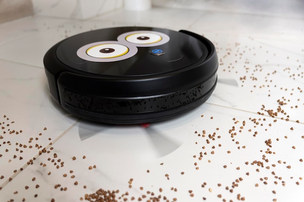 Roboter-Staubsauger auf weiß gefliestem Laminatboden Smart Cleaning Technology Müll auf weiß gekachelter Draufsicht