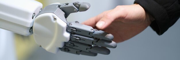 Roboter streckt seine Hand zu einer Person aus