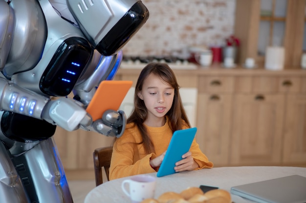 Roboter und ein Mädchen schauen sich Videos online an