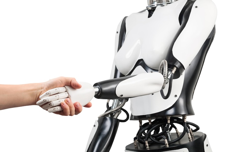 Foto roboter und erwachsener mann halten sich an den händen mit handshake isoliert auf weißem hintergrund