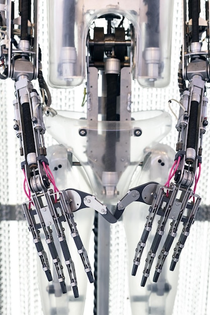 Roboterarm und Hände mit fünf Fingern aus nächster Nähe Robotertechnologie