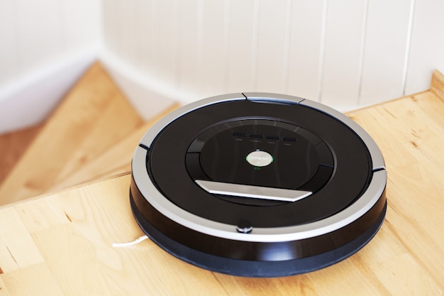 Roboterstaubsauger auf Laminatholzboden Smart Cleaning Technology Treppen