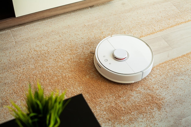 Roboterstaubsauger führt eine automatische Reinigung der Wohnung durch