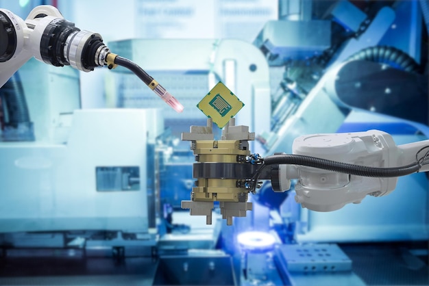 Foto robótica de automatización industrial que trabaja con un procesador de cpu a través de una línea de montaje en una fábrica inteligente