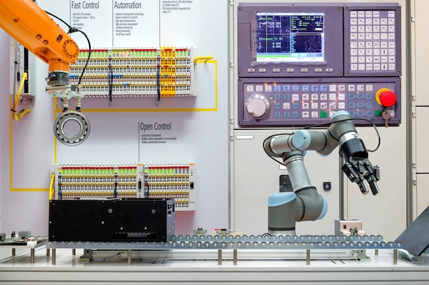 Robótica industrial trabalhando via correia transportadora na fábrica inteligente