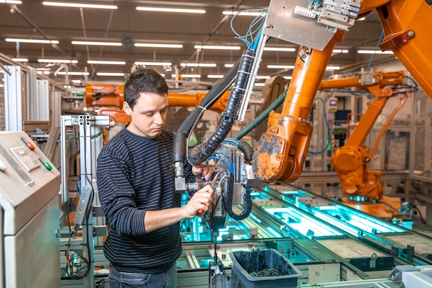 Robotización de la industria moderna en la fábrica. Introducción de nuevos brazos robóticos para reemplazar los recursos humanos.