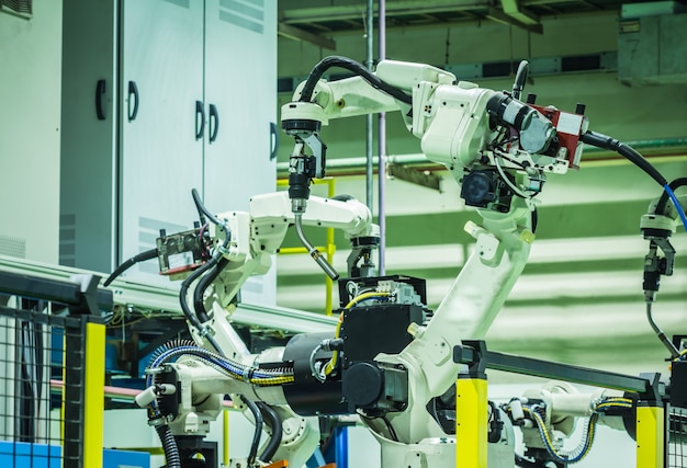 Foto los robots mecánicos están trabajando para reemplazar a las personas en la industria del futuro