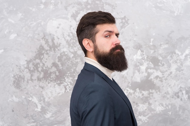 Robust und männlich. Schneider oder Modedesigner. Modernes Leben. Brutaler bärtiger Hipster im Anzug. eleganter Mann mit Bart. Männliches Modemodell. Reifer Geschäftsmann. Bartpflege. Bärtig und stylisch.