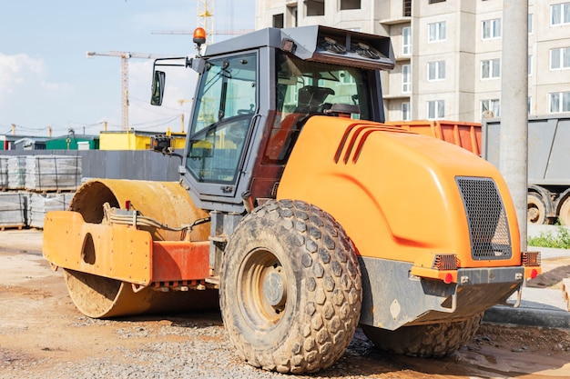 Robuste Vibrationswalze für den Asphalteinbau. Straßenbauarbeiten. Bau von Straßen und städtischen Verkehrsverbindungen. Schwere Maschinerie.