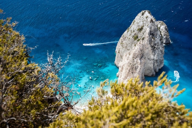Roca del acantilado de Mizithres en la isla jónica de Zakynthos Grecia