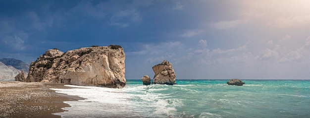 La roca de Afrodita y la playa de guijarros vacía