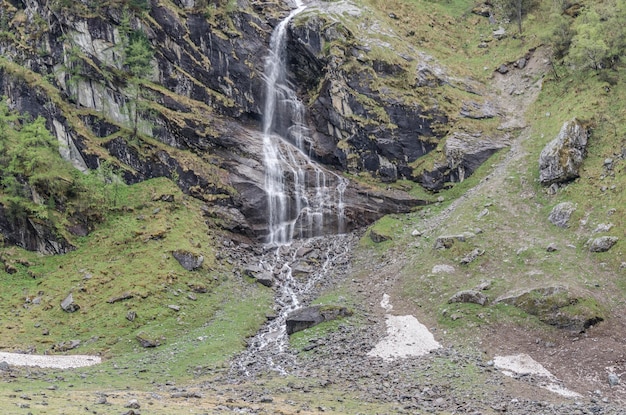 Roca y agua en la naturaleza