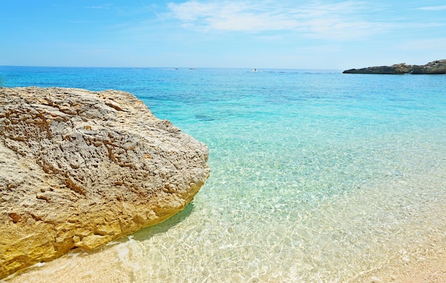 Roca amarilla en Cala Biriola Cerdeña