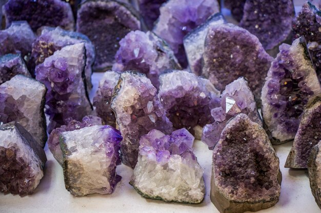 Roca amatista violeta cruda con cristal ametista esotérico