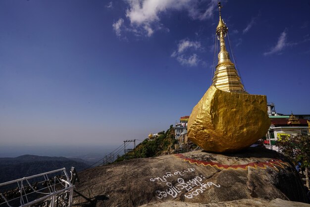 Foto roca antigravedad en myanmar