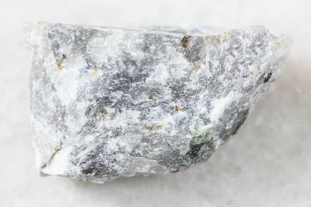 Roca áspera de melilitolita en mármol blanco