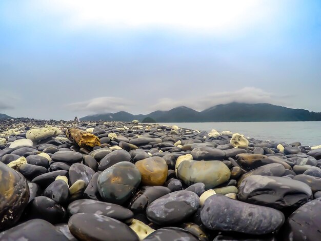 Roca brillante y piedra en la playa., Tailandia.