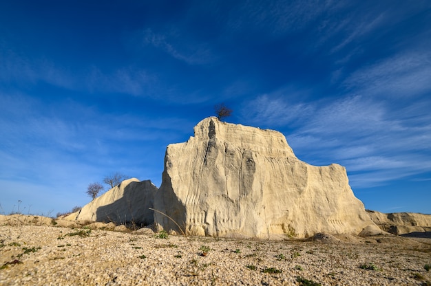 Roca caliza con árbol en la parte superior de la cantera de piedra caliza