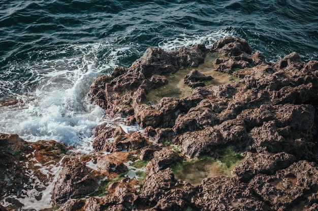 Una roca cerca de vacaciones de agua de mar azul verde claro océano y vacaciones de fin de semana en verano