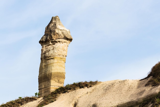 Roca de chimenea de hadas en la ladera de la montaña en Goreme