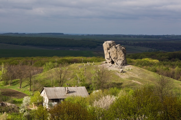 La roca del diablo en Pidkamin, región de Lviv, Ucrania occidental (paisaje de verano)