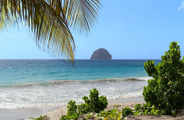 La roca del diamante y la playa caribeña de la isla de Martinica