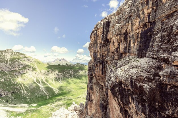 Roca dolomita y una hermosa vista de las tierras altas en el parque natural Puez Odle