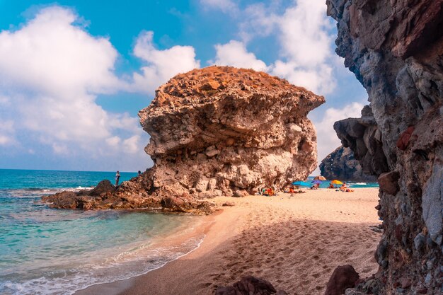 Roca gigante famosa en el centro de La Playa de los Muertos en el parque natural de Cabo de Gata, Níjar, Andalucía. España