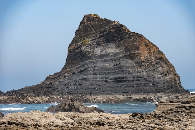 Roca gigante en el mar