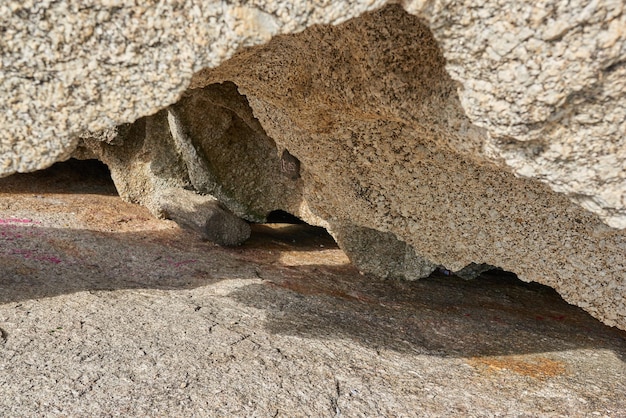 Roca grande o arenisca con texturas naturales ásperas y muescas naturales Primer plano de una estructura de roca o granito con partículas de colores que brillan a la luz del sol Maravillas geológicas de Sudáfrica