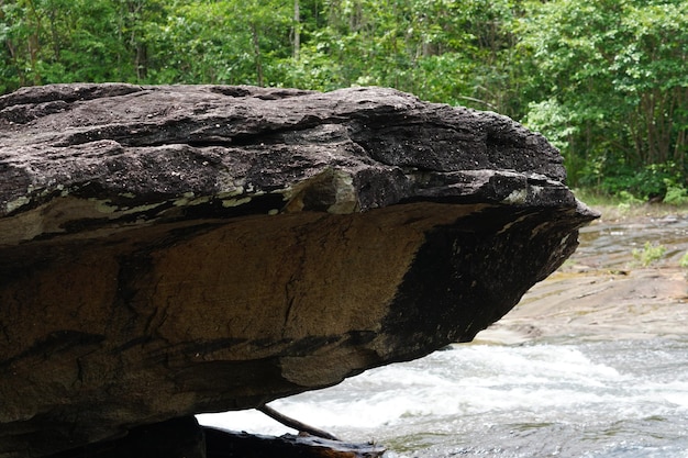 Roca grande que fue erosionada por el agua y el viento para formar un patrón hermoso