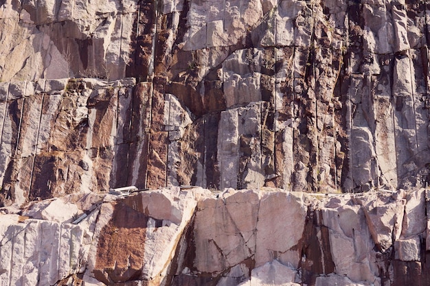 Una roca de granito tras la explosión de una construcción.