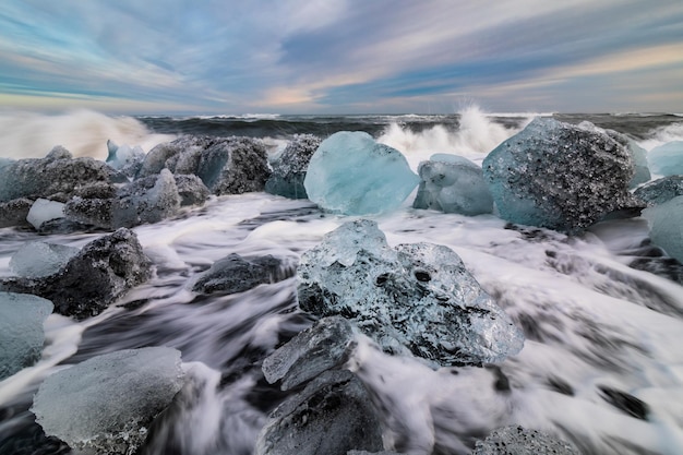 Roca de hielo con playa de arena negra en la playa de Jokulsarlon al atardecer Diamond Beach en el sureste de Islandia