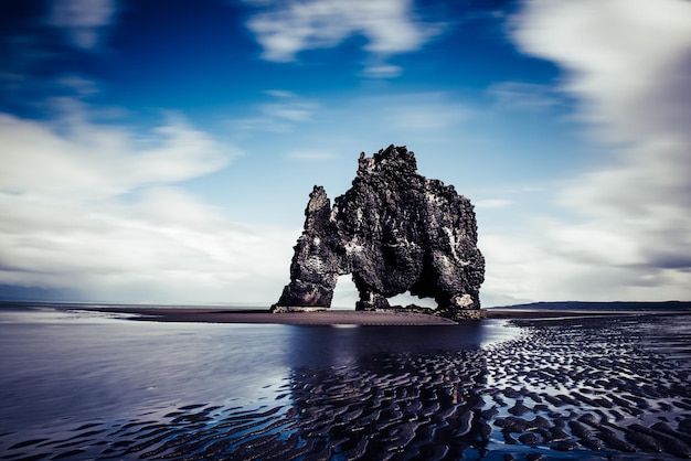 Roca Hvitserkur en Islandia