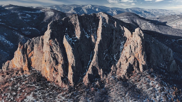 Roca en invierno en las tierras altas