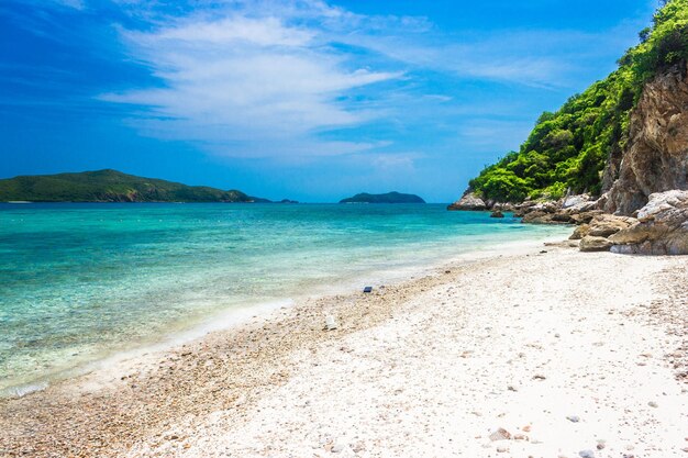 Foto roca de la isla tropical en la playa con cielo azul koh kham pattaya tailandia