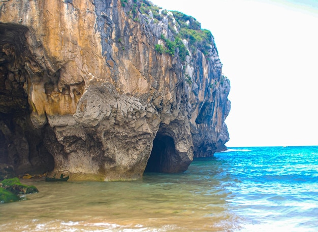 Roca en el mar azul