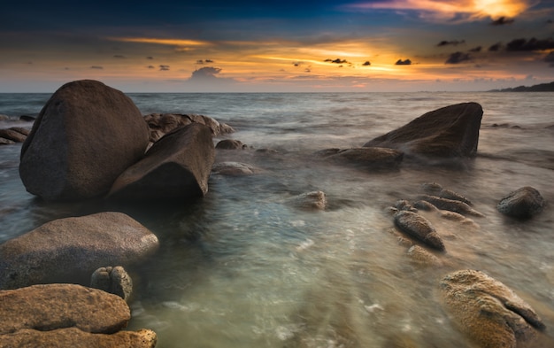 La roca y el mar en el color del atardecer.