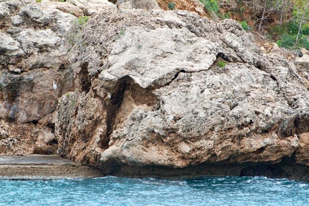 Roca y mar Mediterráneo en Turquía