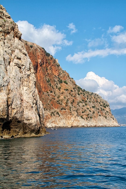 Roca y mar Mediterráneo en Turquía