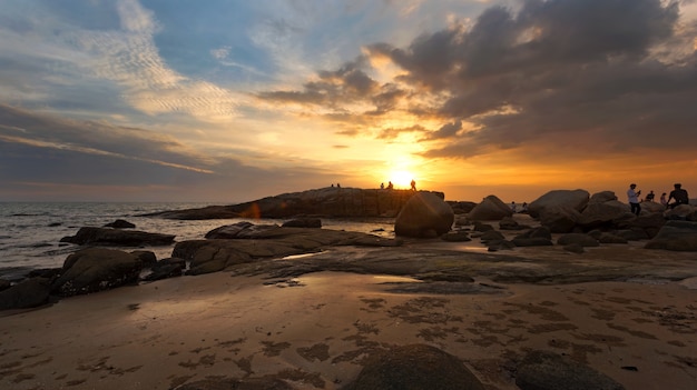 Roca y mar con puesta de sol